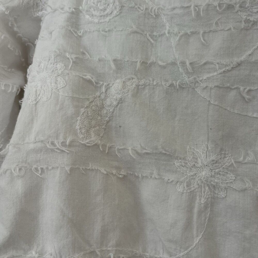Lulu-B White floral blouse with button detail and ruffle hem M/L Medium/Large - Picture 6 of 9